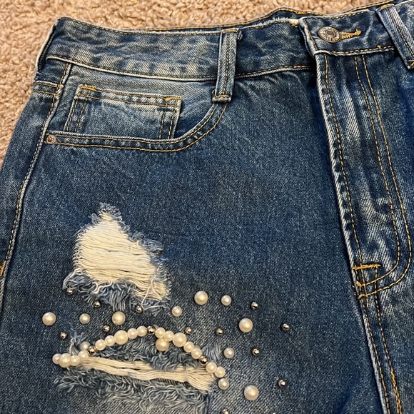 Forever, 21 women’s Jean shorts size 27 with embellishments - Picture 3 of 12